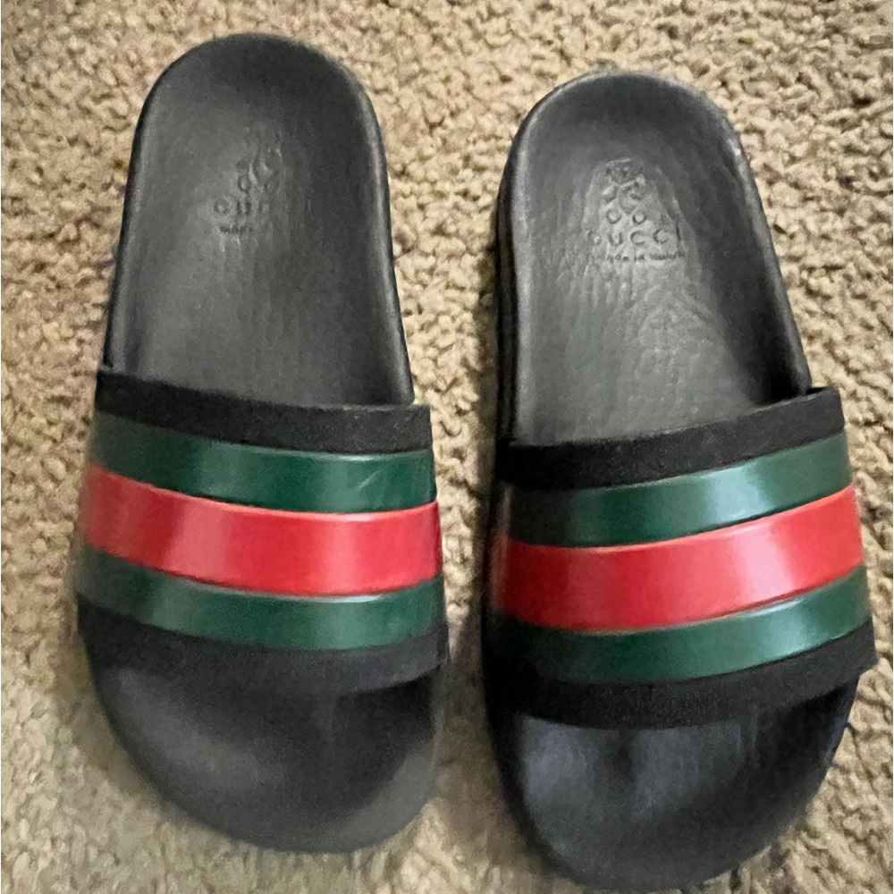Little girl Gucci slides size 28